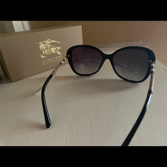 🔥Brand new Burberry sunglasses 👌🏼🔥 - Picture 3 of 8
